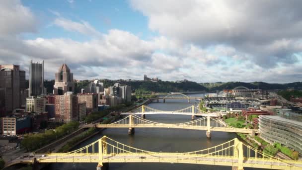 Pittsburgh Gelbe Stahlbrücken Innenstadt Pittsburgh Und Pnc Park — Stockvideo
