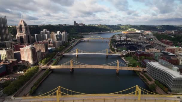 Icónicos Puentes Amarillos Río Allegheny Pittsburgh Estadio Los Piratas Skyline — Vídeos de Stock