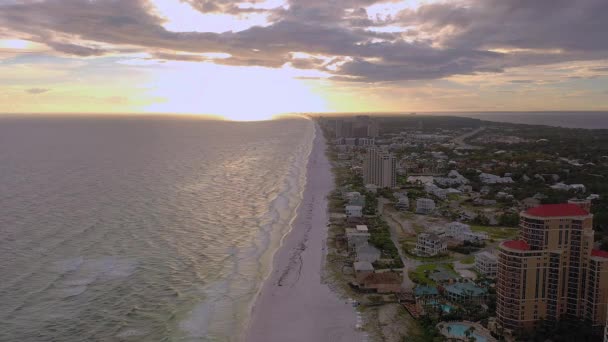 黄金の時間の間にサンデスティンフロリダ州の白い砂浜の静的な空中ビュー — ストック動画