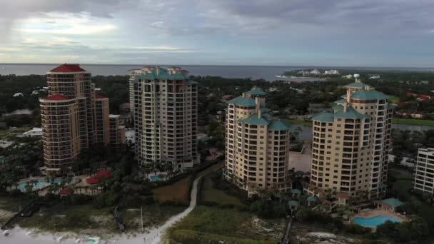 Vista Aérea Panning Esquerda Dos Resorts San Destin Florida — Vídeo de Stock