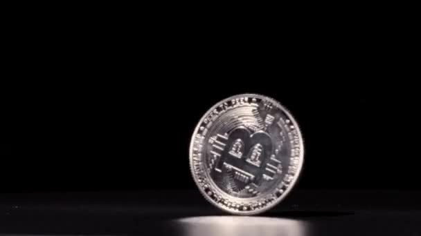 Bitcoin Plata Girando Cámara Lenta Contra Fondo Negro Hasta Que — Vídeos de Stock