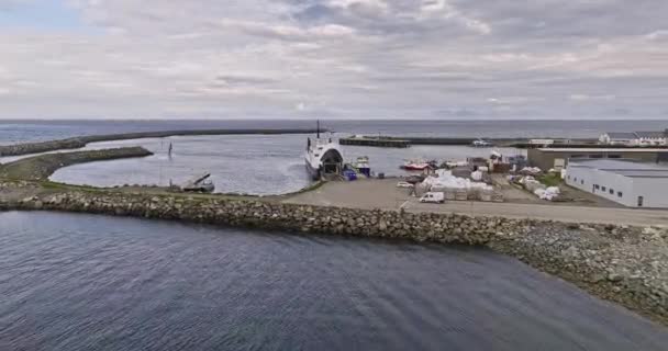 Andenes Norway Low Level Drohnenüberführung Wassereinlass Erfassung Fähre Und Fischerboote — Stockvideo