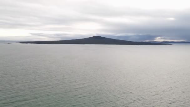 ニュージーランド東海岸の休火山である美しいランジット島の広い角度の空中ビュー — ストック動画