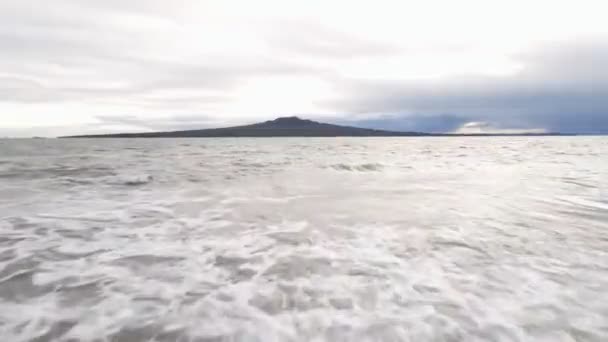 Rychlé Nízké Letecké Přiblížení Pláže Ostrov Rangitoto Během Oblačného Východu — Stock video