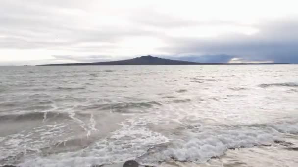 Staattinen Laajakulma Näkymä Rannalta Rangitoto Saarelle Pilvisenä Kevätaamuna — kuvapankkivideo