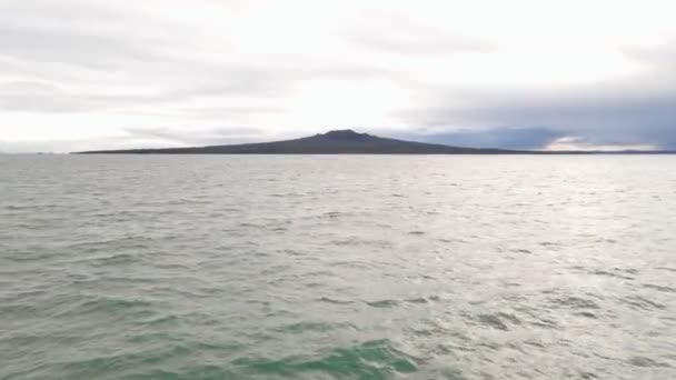 Schlussszene Der Insel Rangitoto Unter Dicken Morgenwolken Weitwinkelaufnahme Aus Der — Stockvideo