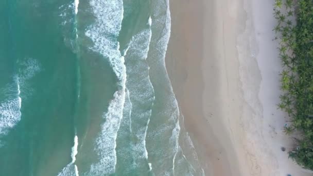 Aérea Olas Oceánicas Estrellándose Playa Arena Blanca Filmada Desde Arriba — Vídeos de Stock