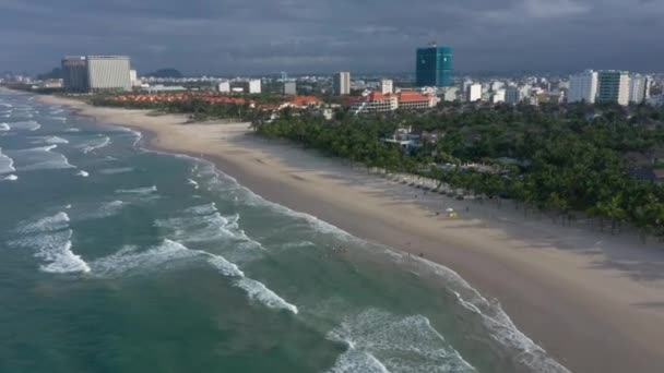 ドローンは有名なMy Khe Bac AnとNuoc以外の白い砂浜を飛んでいて ダナン ベトナム中部の巨大な波があります — ストック動画