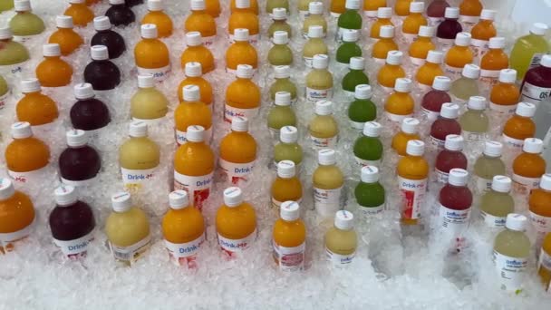 Süpermarkette Buz Üstünde Meyve Suyu Şişesi Döndürme — Stok video
