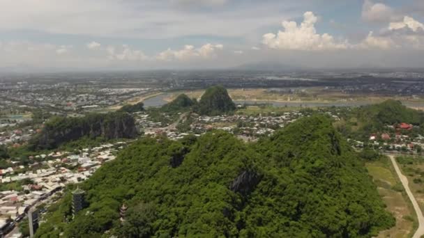 在越南中部丹阳的著名大理石山上空飞行的无人机 悬崖和佛像 — 图库视频影像