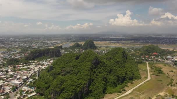 位于越南中部丹阳的有寺庙 悬崖和佛像的著名大理石山之上的无人机 — 图库视频影像