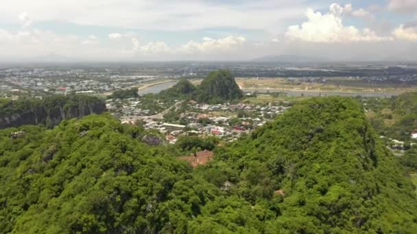 在越南中部丹阳 飞行员带着寺庙 悬崖和佛像穿越著名的大理石山 — 图库视频影像