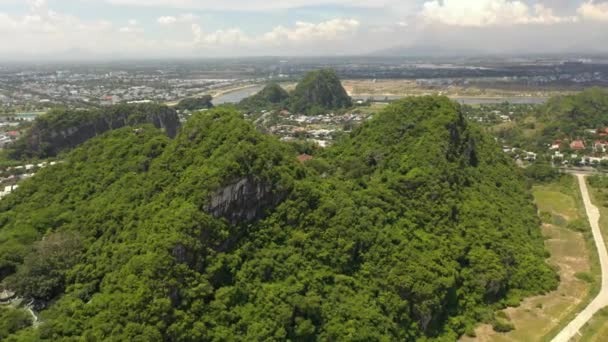 越南中部丹阳著名的大理石山与寺庙 悬崖和佛像的空中景观 — 图库视频影像