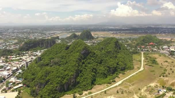 Luftaufnahme Atemberaubender Marmorberge Mit Tempelturm Höhlen Strand Klippen Und Buddha — Stockvideo