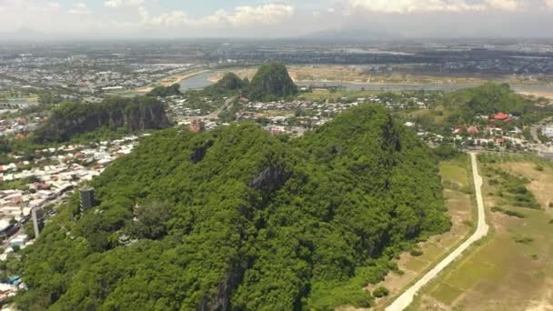Vista Aérea Montanhas Mármore Cênicas Com Torre Templo Cavernas Praia — Vídeo de Stock