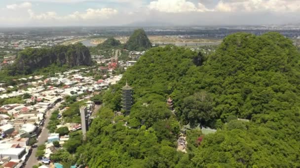 寺院タワー 崖やダナン ベトナム中央部の仏像と有名な大理石の山の空中ビュー — ストック動画
