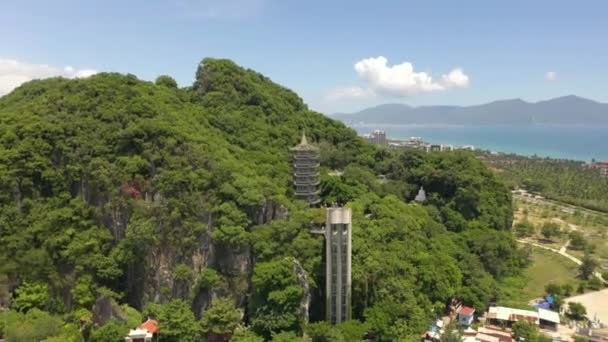 寺院タワー ビーチ 崖やダナン ベトナム中央部の仏像と有名な大理石の山の空中ビュー — ストック動画