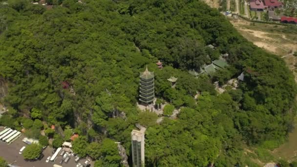 Luftaufnahme Der Heiligen Marmorberge Mit Tempelturm Höhlen Und Buddha Statue — Stockvideo
