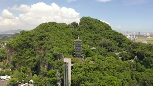越南丹阳的神塔 海滩和佛像 鸟瞰美丽的大理石山 — 图库视频影像