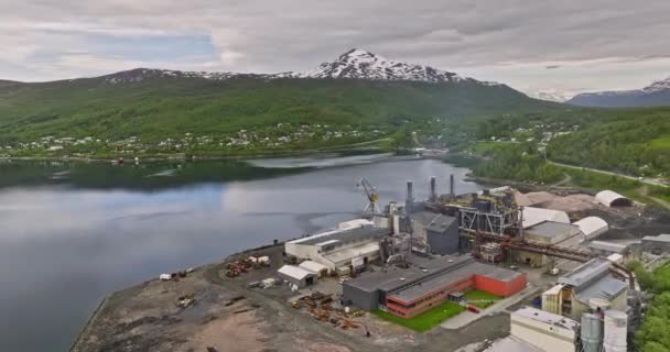 Finnfjord Νορβηγία Καθιέρωση Πυροβόλησε Χαμηλό Επίπεδο Πετούν Γύρω Από Εργοστάσιο — Αρχείο Βίντεο
