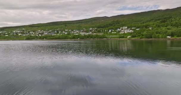 Finnsnes Norway Low Level Drohnenüberflug Über Der Wasseroberfläche Richtung Küste — Stockvideo