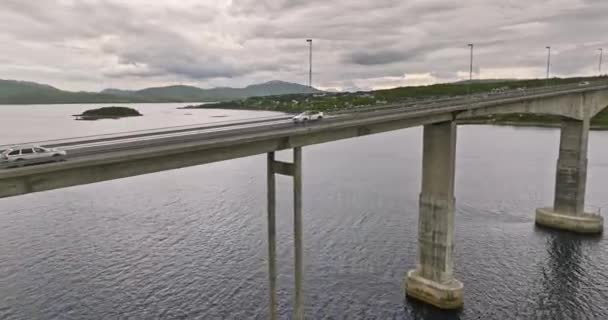 Finnsnes Norvégia Drámai Alacsony Szintű Drón Repül Végig Gisund Híd — Stock videók