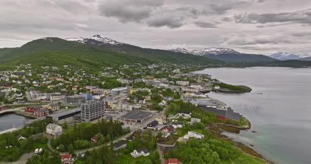 Finnsnes Norway Filmische Pull Out Shot Onthult Prachtige Landschap Van — Stockvideo