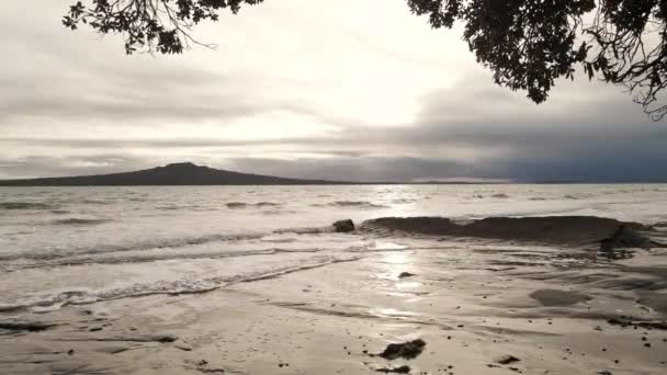 Ohromující Záběr Vlny Zřícení Úzkém Krku Beach Rangitoto Island Sopky — Stock video
