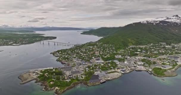 Finnsnes Norvège Drone Cinématographique Survol Petite Ville Pittoresque Capturant Quartier — Video