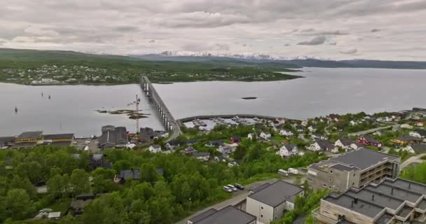 Finnsnes Norvégia Drón Leereszkedik Dombról Gisund Híd Felé Szoroson Keresztül — Stock videók