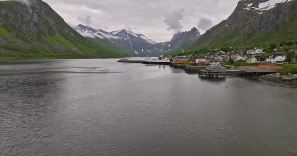 Низкофюзеляжный Паром Grylleord Norway Aerial Борту Которого Находятся Рыбацкие Деревни — стоковое видео