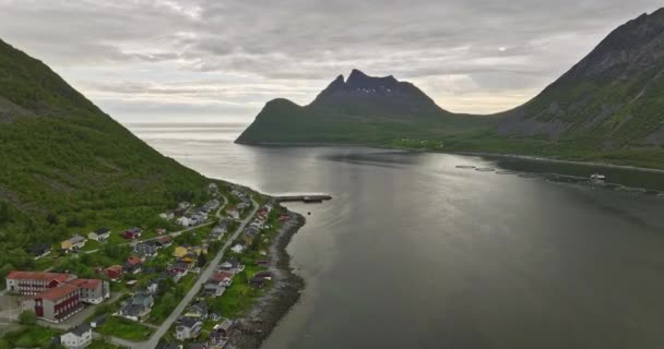 Gryllefjord Norvégia Aerial Drone Flyover Kis Halászfalu Elfog Különálló Lakóházak — Stock videók