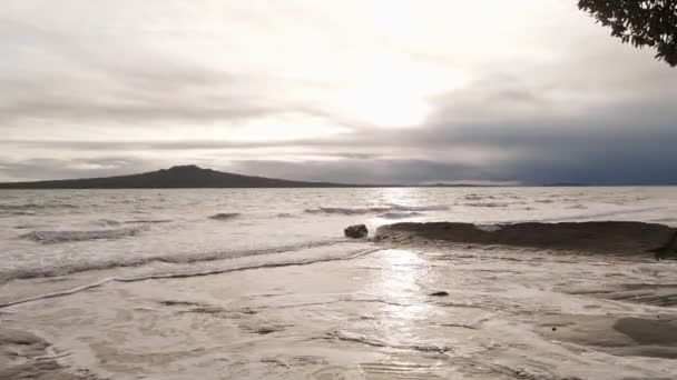 Передняя Тележка Снятая Песчаного Пляжа Узкой Шеи Видом Вулкан Острова — стоковое видео