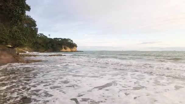 Pomalá Letecká Panenka Vpřed Přes Vlny Řítící Břehu Nového Zélandu — Stock video