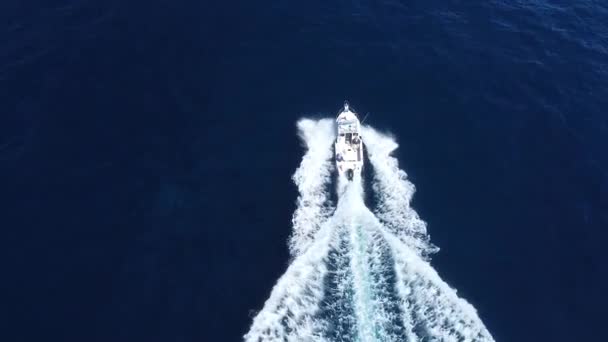 Σκάφος Οδηγεί Μέσα Από Νερό Drone Shot — Αρχείο Βίντεο