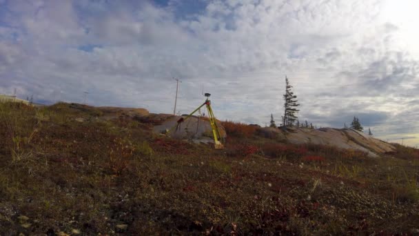 夏のチャーチル マニトバ北カナダ付近のトゥンドラにおけるライカGnss Gps観測基地局のタイムラプス — ストック動画
