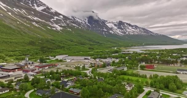 Nordkjosbotn Norwegia Aerial Kinematograficzny Wiadukt Nad Małym Miasteczkiem Przechwytującym Dzielnicę — Wideo stockowe