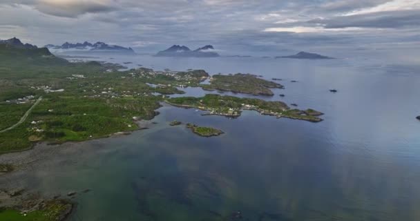 挪威Vgvr V2电影式的飞越入口海滨露营地 四周环绕着美丽宁静的水 白天在海面上反射出完美的天空 与Mavic Cine一起射击 2022年6月 — 图库视频影像