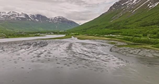 Nordkjosbotn Noruega Aerial Cinemática Baixo Nível Drone Sobrevoo Planície Pantanosa — Vídeo de Stock