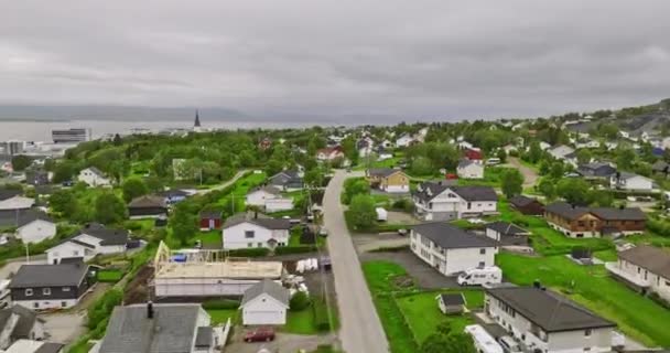 Sortland Norge Låg Flyover Bostadsområde Med Skandinaviska Norska Hus Mot — Stockvideo
