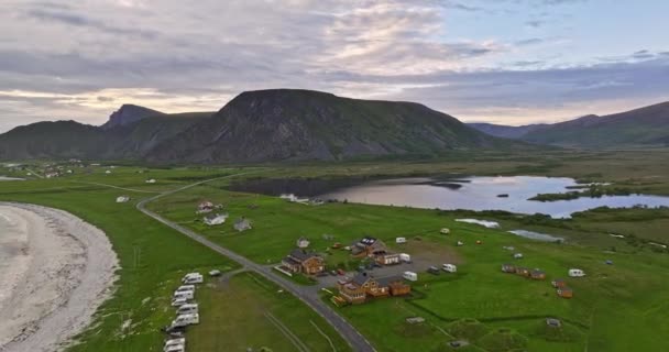 Stave Norway Aerial Μαγευτική Θέα Χαμηλό Επίπεδο Drone Flyover Λίμνη — Αρχείο Βίντεο