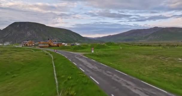 Stave Noruega Baixo Nível Drone Viaduto Local Acampamento Popular Prado — Vídeo de Stock