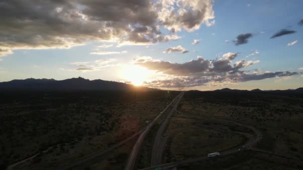 环绕着公路出口的空中景观无人机 背后有落日 连连照明弹 — 图库视频影像