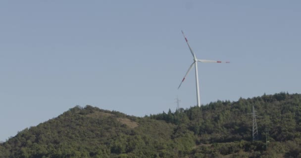 意大利一家发电厂的风力涡轮机 绿色技术 — 图库视频影像