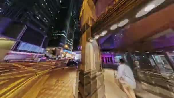 中央の賑やかな通りを通って香港のナイトライフのハイパーラプスを歩く — ストック動画