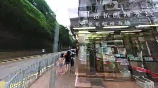 香港のサイワン西部地区を通るハイパーラプスを歩く — ストック動画