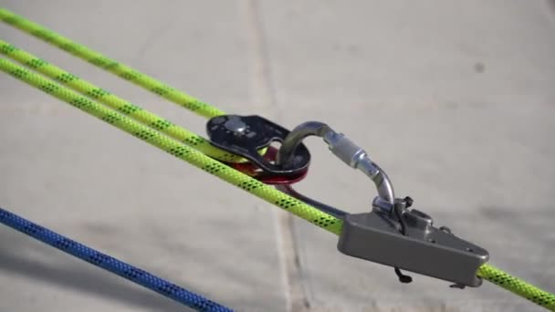キャビナーに取り付けられた安全滑車を通してロープを引き 装置の検査を登る — ストック動画