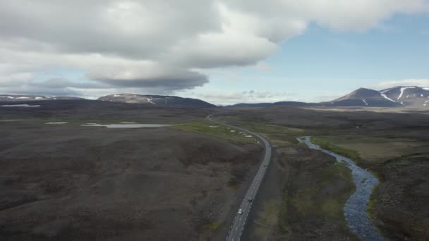 ドローンはアイスランドのバックカントリーのどこかで数台の車の上を飛んでいます — ストック動画