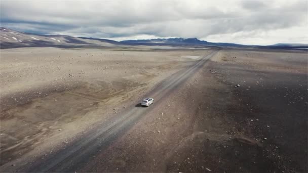 Drone Siguiendo Coche Plateado Conduciendo Fuera Carretera País Origen Lunar — Vídeos de Stock