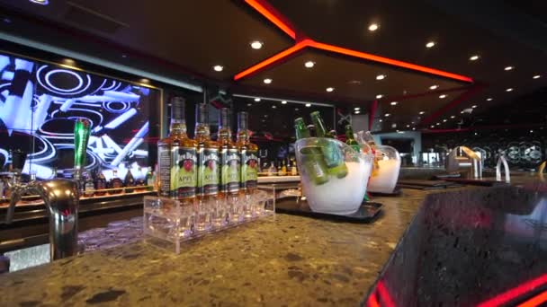 酒瓶放在酒吧的一排 — 图库视频影像